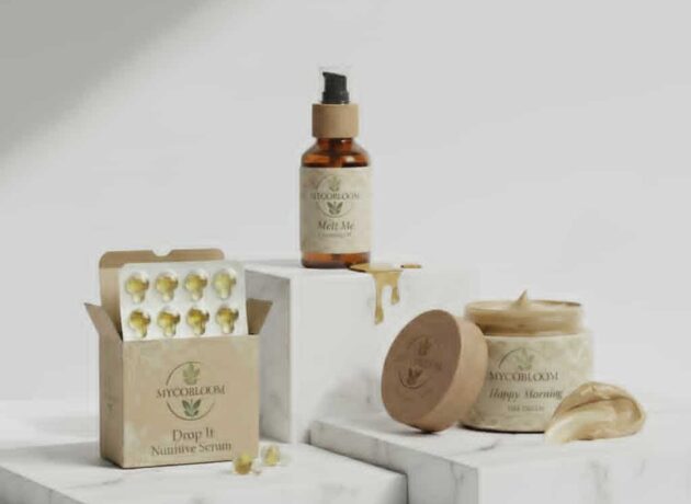 Mycobloom zestaw trzech kosmetyków marki mycobloom, marmurowe podstawki, krem do twarzy, olejek do demakijażu, kapsułki z serum {{brizy_dc_image_alt imageSrc=